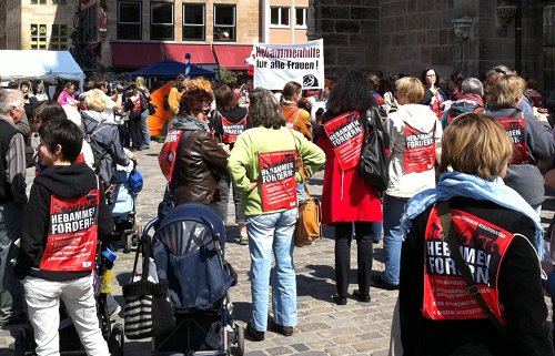 Hebammen protestieren in Nuernberg