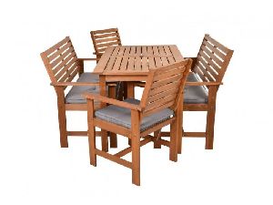 Gartentisch mit Gartenbänken
