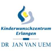Kinderwunschzentrum Erlangen - Dr. Jan van Uem & Dr. Madeleine Haas - Logo des Kinderwunschzentrums Erlangen mit stilisierter Familie (Eltern & Kind) und Schriftzug „Dr. Jan van Uem“. Symbol für Geborgenheit, Kinderwunsch, moderne Reproduktionsmedizin und