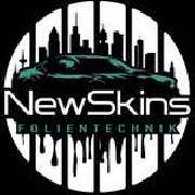 NewSkins - Folientechnik - Logo von NewSkins Folientechnik mit runder Form, stilisierter Skyline, Schriftzug ‚NewSkins‘ und dem Zusatz ‚Folientechnik‘
