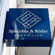 Sprenker & Röder Immobilien GmbH - Geschäftslogo Sprenker & Röder Immobilien am Bürogebäude